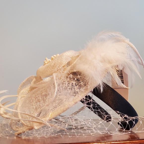 NWT! Beautiful Fascinator On Headband - White Mesh Netting Veil White Flower - Picture 6 of 9